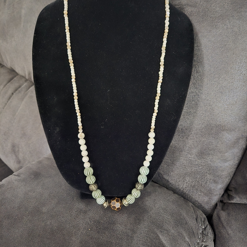 Elegant Beaded Necklace in Green and Cream